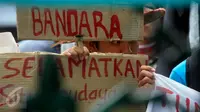 Sejumlah mahasiswa melakukan aksi protes di pintu gerbang gedung Gubernuran, Yogyakarta, Jateng, Kamis (5/11/2015). Aksi tersebut dilakukan sebagai bentuk penolakan pendirian Bandara di Temon, Kulon Progo. (Boy T Harjanto)
