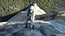 Selah Schneiter saat memanjat tebing El Capitan di Taman Nasional Yosemite, California, Amerika Serikat, 10 Juni 2019. Selah Schneiter (10) menorehkan sejarah dalam dunia panjat tebing dengan menjadi manusia termuda yang sukses menaklukkan El Capitan. (Michael Schneiter via AP)