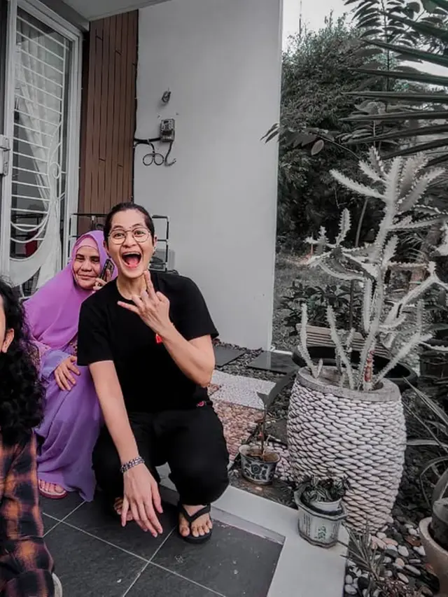 6 Potret Kenangan Mita The Virgin dan Ibunda Tercinta yang Telah Berpulang