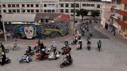 Pecinta motor klasik berkeliling di jalan kota Quito untuk menyemarakkan Distinguished Gentleman's Ride 2016 di Ekuador, Minggu (25/9). Kegiatan Distinguished Gentleman's Ride ini telah menjamur ke sejumlah negara di dunia. (REUTERS / Kevin Granja)