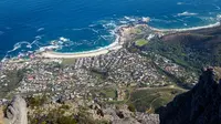 Pantai Camps Bay. (dok. Jeanvdmeulen/Pixabay/Tri Ayu Lutfiani)