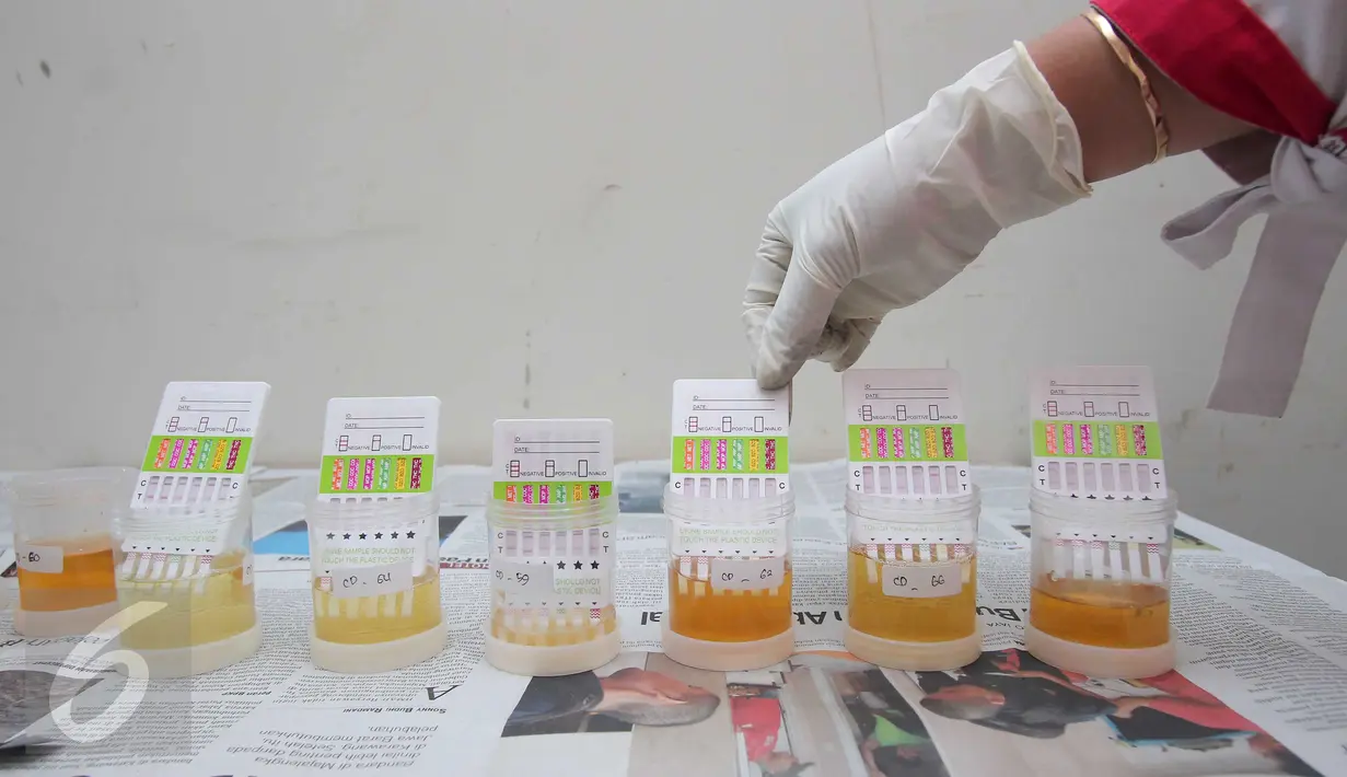 Sampel urine pegawai Kementerian Pembangunan Manusia dan Kebudayaan (PMK), Jakarta, Senin (14/3). Bekerjasama dengan BNN, 220 pegawai di lingkungan kementerian PMK melakukan tes urine untuk mencegah penyalahgunaan narkoba. (Liputan6.com/Angga Yuniar)