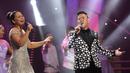 Penampilan duet finalis D'Academy 3 Ical dan Weni, dalam konser grand final D'Academy 3 di studi 5 Indosiar, Jakarta, Jumat (21/05/2016). Konser penentu mahkota juara akan digelar pada 27 Mei 2016. (Liputan6.com/Herman Zakharia)