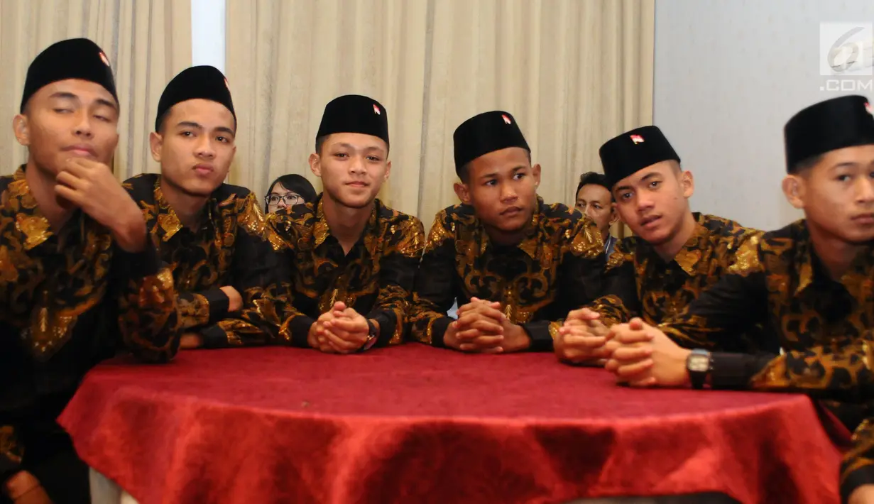 Para pemain Timnas Indonesia U-16 saat upacara pelepasan di Gedung Flamboyan, Mako Kopassus, Jakarta, Kamis (6/7). Timnas U-16 akan berlaga di Piala AFF U-15 Thailand, 9-22 Juli.(Liputan6.com/Helmi Fithriansyah)