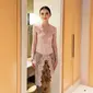 Sarah Menzel tampil menawan dibalut kebaya bernuansa nude yang sangat pas membaur dengan kulit putihnya. [Foto: Instagram/anjiasmara]