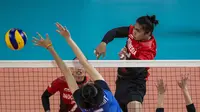 Pemain Voli Indonesia, Aprilia Santini Manganang, melepaskan smash saat melawan Thailand pada laga Asian Games 2018 di Volley Indoor, GBK, Jakarta, Senin (27/8/2018). Indonesia kalah 1-3 dari Thailand. (Bola.com/Vitalis Yogi Trisna)