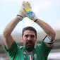 Gianluigi Buffon mencetak rekor dengan menjaga gawangnya tidak kebobolan selama 930 menit saat timnya melawan Torino pada laga liga Italia Serie A di  di Stadion Olimpico, Turin, Senin (21/3/2016) dini hari WIB. (AFP/Marco Bertorello)