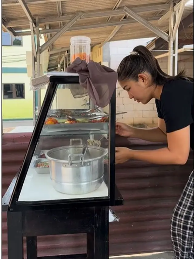6 Potret Istri Young Lex Jual Makanan ala Warung Sunda, Ramai Diserbu Pembeli