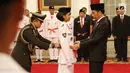 Presiden Joko Widodo (Jokowi) mengukuhkan Pasukan Pengibar Bendera Pusaka (Paskibraka) Nasional 2017 di Istana Negara, Jakarta, Selasa (15/8). Pengukuhan tersebut dilakukan melalui upacara pengukuhan di Istana Negara. (Liputan6.com/Angga Yuniar)