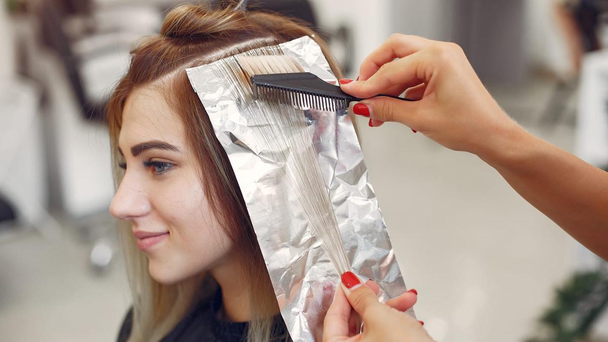 Cat vs Toning, Kenali Perbedaan Penting Sebelum Ubah Warna Rambutmu!