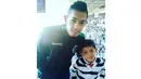 Martunis foto bersama Cristiano Ronaldo Jr. anak dari Cristiano Ronaldo saat menonton laga Real Madrid melawan Getafe di Stadion Santiago Bernabeu, Spanyol. Martunis adalah anak aceh yang diangkat anak oleh Cristiano Ronaldo. (Istimewa)