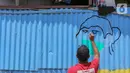 Warga membuat mural Lawan Virus Corona di Lapangan Bulutangkis, Kampung Kali Pasir, Jakarta, Selasa (7/4/2020). Pesan mural mengajak warga untuk memutus rantai penyebaran Corona Covid-19 dengan tidak beraktivitas di luar rumah. (Liputan6.com/Fery Pradolo)