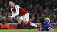 Pemain Chelsea, Cesc Fabregas (kanan) menghalau bola dari kaki pemain Arsenal, Jack Wilshere pada lanjutan Premier League di Emirates Stadium, London, (3/1/2018).  Arsenal bemain imbang 2-2 dengan Chelsea. (AFP/Ian Kington)