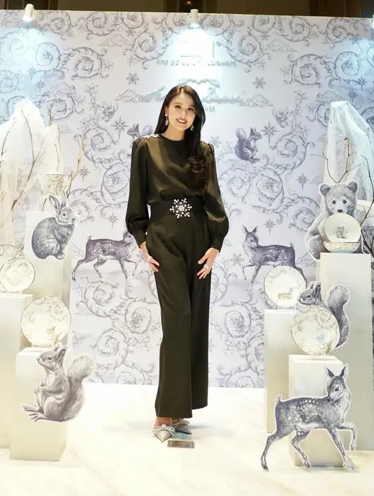 Penampilan simpel Sandra Dewi mengenakan jumpsuit berwarna hitam dengan detail belt besar berhias batu berbentuk es. [Foto: Instagram/sandradewi88]