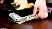 Kecolongan, Wanita Ini Tak Sengaja Beri Tip Rp 103 Juta