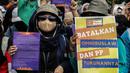 Buruh perempuan memegang poster saat menggelar aksi di depan gedung DPR RI, Jakarta, Selasa (8/3/2022). Buruh perempuan yang tergabung dari beberapa serikat buruh menggelar aksi memperingati Hari Perempuan Internasional atau International Women's Day (IWD) 2022. (Liputan6.com/Johan Tallo)