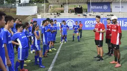 Pesepak bola muda mendapat arahan saat mengikuti Allianz Explorer Camp Football Edition Asia di The Arena Singapura, Jumat (26/7). Allianz Indonesia mengirimkan enam pesepak bola muda berbakat, dua di antaranya adalah perempuan. (Dokumentasi Allianz)