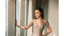 Gaun payet silver yang membentuk ilusi naked dress ini juga ditaklukkan Sophia saat ia mengantarkan Eva Celia ke pelaminan. (Foto: Instgaram @sophialatjuba)