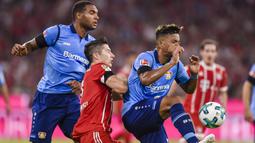 Pemain Bayern Munchen, Robert Lewandowski (tengah) berebut bola dengan para pemain Leverkusen pada laga Bundesliga di Allianz Arena, Munich,  (18/8/2017). Bayern menang 3-1. (AFP/ Guenter Schiffmann)