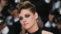 Kristen Stewart menghadiri pembukaan festival film internasional ke-71, Cannes, Prancis, (8/5). Di bagian belakang, rambut Kristen Stewart terlihat anyaman kecil di belakang lehernya seperti ekor tikus. (AP Photo/Joel C Ryan)
