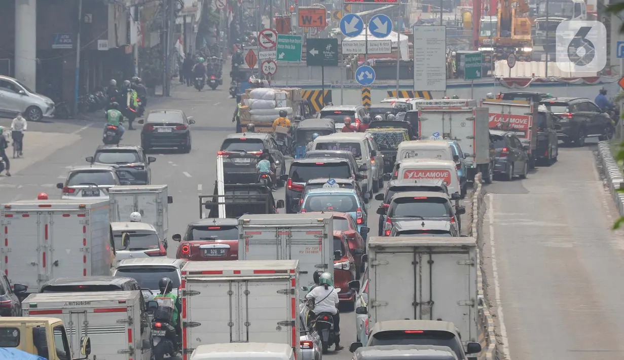 Kepadatan arus lalu lintas tak terhindarkan di kawasan tersebut sebagai imbas penerapan rekayasa lalu lintas lawan arah atau contraflow. (Liputan6.com/Herman Zakharia)