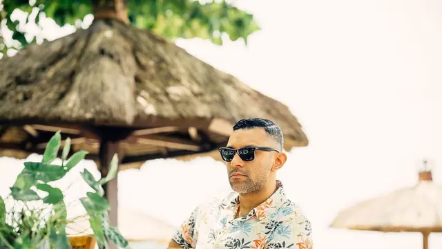 6 Momen Liburan Didi Riyadi di Bali, Pamer Bulu Dada Jadi Sorotan