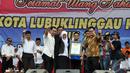 Penyerahan rekor MURI yang di terima Walikota Lubuklinggau di lapangan eks Kompi, Lubuklinggau, (17/10/14). (Liputan6.com/Miftahul Hayat)