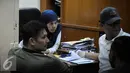 Salah satu karyawan diperiksa saat operasi tangkap tangan (OTT) terkait pungutan liar perizinan kapal di Kementerian Perhubungan, Jakarta, Selasa (11/10). (Liputan6.com/Faizal Fanani)