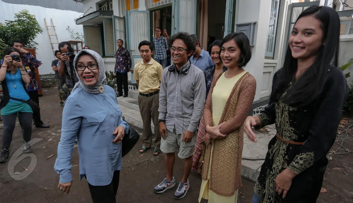 Mufidah Jusuf Kalla melihat lokasi syuting film 'Athirah' di Makassar, Minggu (7/6/2015). Riri Riza dan sejumlah pemain tampak berbincang dengan Mufidah Jusuf Kalla. (Liputan6.com/Faizal Fanani)