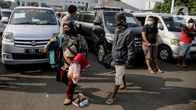 FOTO: Penumpang Travel Gelap Dipulangkan Usai Terjaring Razia