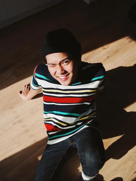 Beberapa potret gaya Iqbaal yang ditemui di akun Instagram-nya ini sering banget menggunakan kaus untuk kegiatan sehari-hari. Kaus, jeans atau celana bahan, kacamata, beserta topi menjadi fashion item yang selalu Iqbaal kenakan. (Liputan6.com/IG/@iqbaal.e)