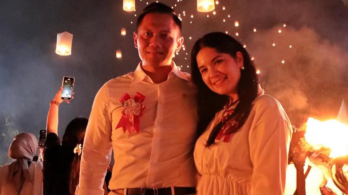 6 Potret Romantis Annisa Pohan dan AHY Ikut Terbangkan Lampion di Borobudur saat Hari Waisak, Serasi dengan Baju Serba Putih