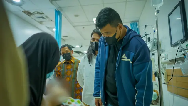 Bobby Nasution Jenguk Bayi Penderita Astresia Bilier, Kahiyang Ayu Sampai Menangis Terharu