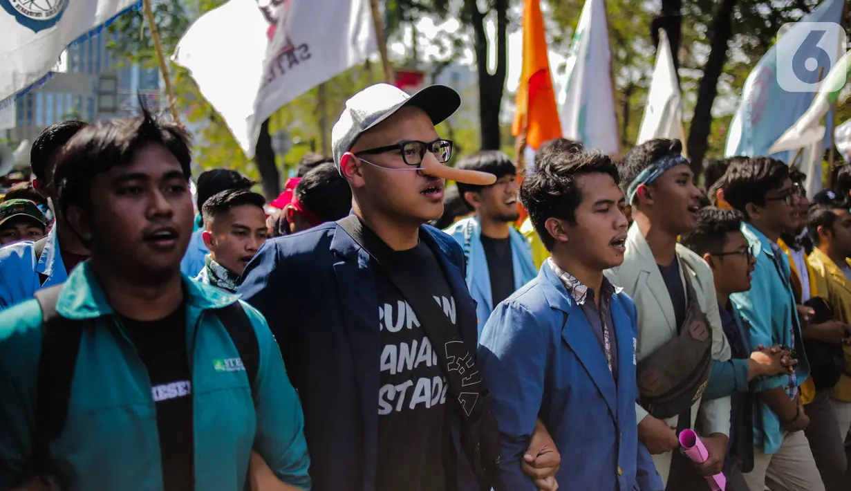 Mahasiswa yang tergabung dalam Badan Eksekutif Mahasiswa Seluruh Indonesia (BEM SI) menggelar unjuk rasa di kawasan Patung Kuda, Jakarta, Senin (21/10/2019). Salah satu tuntutannya adalah meminta Presiden Jokowi menerbitkan Perppu untuk UU KPK yang direvisi. (Liputan6.com/Faizal Fanani)