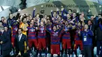 Pemain Barcelona berselebrasi mengangkat trofi Piala Dunia Antarklub usai menundukkan River Plate 3-0, dalam pertandingan di Stadion Internasional Yokohama, Jepang, Minggu (20/12). Barca menaklukan River Plate 3-0. (Reuters/Thomas PeterLivepic)