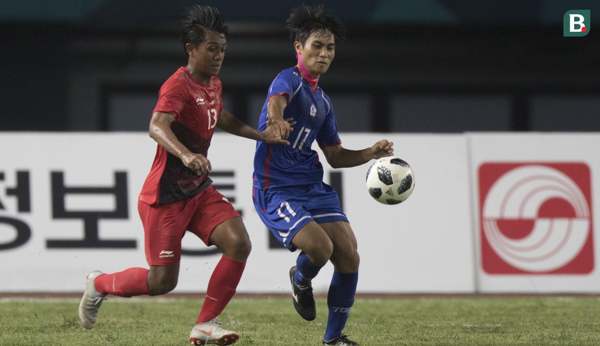 Gelandang Timnas Indonesia, Febri Hariyadi, berebut bola dengan pemain Taiwan pada laga Grup A Asian Games di Stadion Patriot, Jawa Barat, Minggu (12/8/2018). (Bola.com/Vitalis Yogi Trisna)