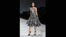 Model berpose membawakan koleksi dari Peggy Hartanto yang bertajuk 'Curve' pada ajang Indonesia Fashion Week 2015 di JCC Senayan, Jakarta, Minggu (1/3). (Liputan6.com/Panji Diksana)