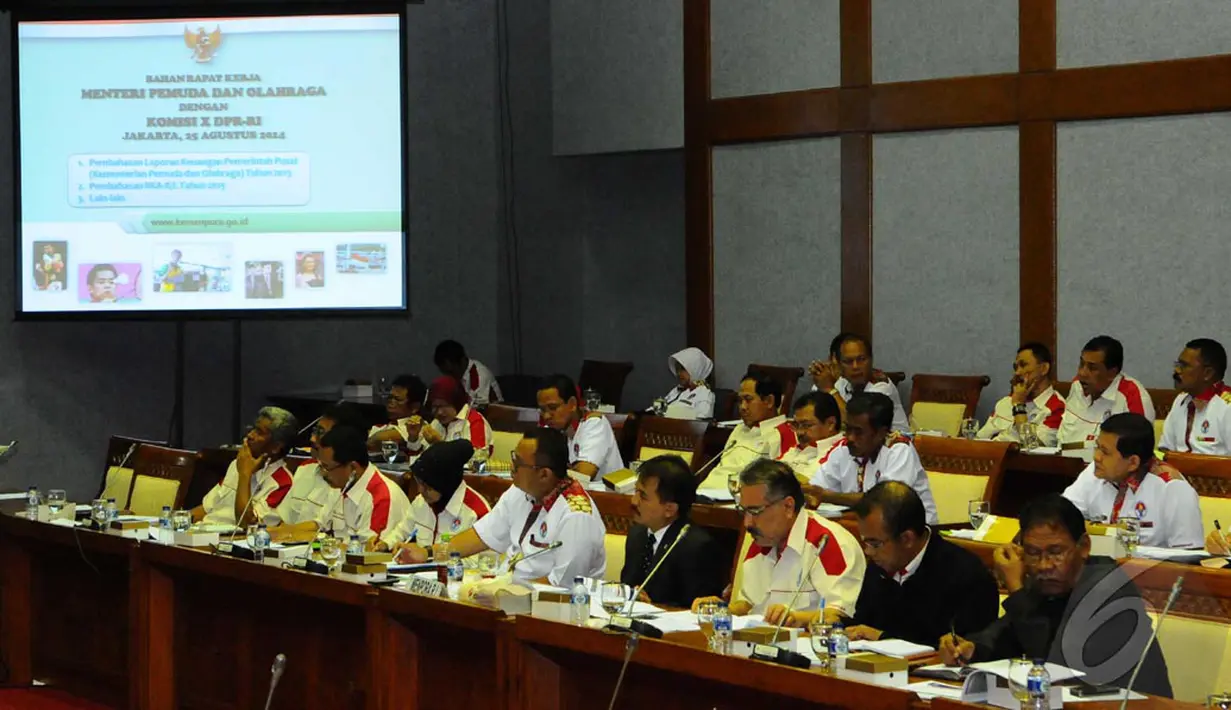 Roy suryo bersama pejabat Kemenpora mengadakan rapat di Komisi X DPR-RI, Senayan, Jakarta, Senin (25/8/2014) (Liputan6.cm/Andrian M Tunay)