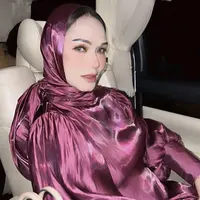 Berada di Aceh, Bunda Corla tampil berbeda. Ia tampil mengenakan kerudung warna merah burgundy yang diikatkan ke leher dan rambut yang sedikit keluar. @corla_2
