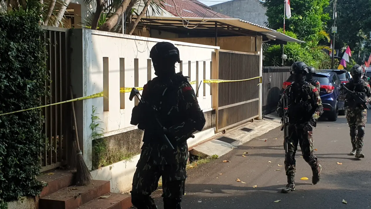 Anggota Brimob Polri masuk menuju area kediaman dinas Ferdy Sambo jelang rekonstruksi pembunuhan Brigadir J, Selasa (30/8/2022).