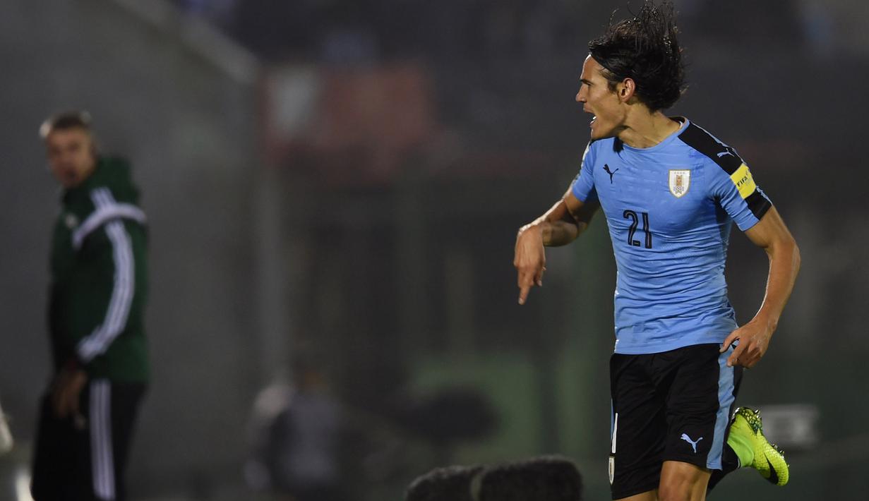Dua gol Edinson Cavani membuat Uruguay menang telak atas Paraguay 4-0 pada kualifikasi Piala Dunia 2018 Zona Conmebol di Montevideo (7/9/2016) WIB. (AFP/Miguel Rojo)