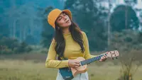Beberapa momen, Dinda Kirana memang terlihat begitu senang memainkan alat musik ukulele. Dengan gaya santainya di alam bebas, Dinda sangat menikmati momen-momen bersenandung dengan ukulelenya. (Liputan6.com/IG/@dindakirana.s)