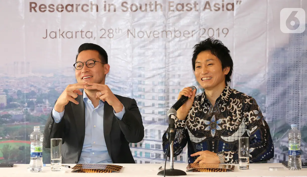 CEO PT Lippo Karawaci John Riady dan VP and Head of Global Business Strategy SoftBank Hidebumi Kitahara memberi keterangan pers usai MoU di Jakarta, (28/11/2019). Kolaborasi tersebut juga menghadirkan platform analitik baru memanfaatkan kecerdasan buatan dan Big Data. (Liputan6.com/Fery Pradolo)