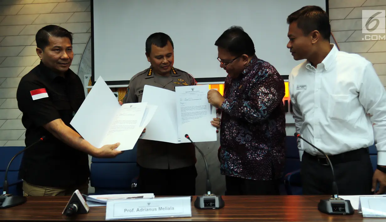 Komisioner Ombudsman Adrianus Meliala, Irwasda Polda Metro Jaya Kombes Pol Komarul Zaman, Dirkrimum Polda Metro Jaya Kombes Pol Royke Harilangi saat penyerahan temuan maladministrasi kasus Novel Baswedan di Jakarta, Kamis (6/12). (Liputan6.com/JohanTallo)