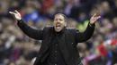 Diego Simeone saat melatih Atletico Madrid di Stadion Vicente Calderon, Madrid, Spanyol, (08/3/2015).  (EPA/Victor Lerena)