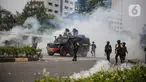 Polisi mengerahkan kendaraan taktis water cannon dan menembakkan gas air mata ke arah para pengunjuk rasa di depan pintu gerbang gedung DPR RI Jakarta, Senin (11/4/2022). Situasi mulai memanas akibat sejumlah pengunjuk rasa melempari petugas dengan berbagai benda lainnya (Liputan6.com/Faizal Fanani)