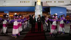 Wakil Presiden Amerika Serikat Kamala Harris (kanan) berbincang dengan Menteri Kesehatan Indonesia Budi Gunadi Sadikin saat penari tradisional tampil setibanya dia di Bandara Internasional Soekarno-Hatta, Tangerang, Banten, Indonesia, Selasa (5/9/2023). Kamala Harris tiba di Indonesia untuk menghadiri KTT ke-43 ASEAN. (AP Photo/Achmad Ibrahim, Pool)