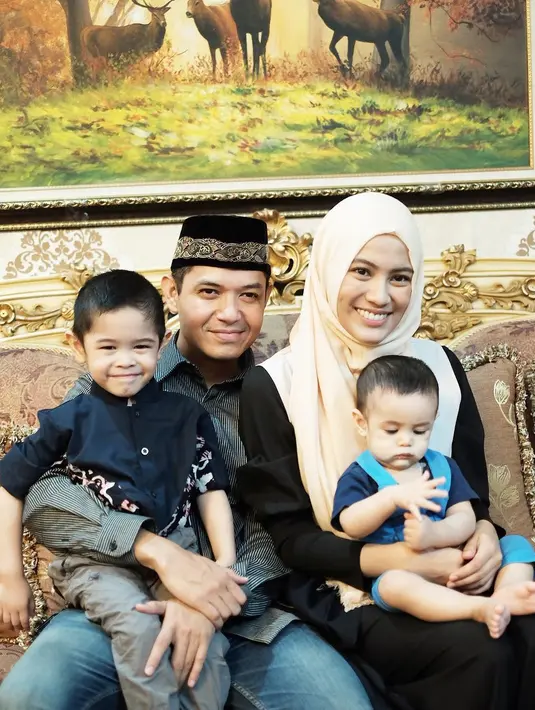 "Belum menyuruh untuk berpuasa di tahun ini, karena memang umur Rendra sendiri masih terlalu kecil ya umur 3tahun," kata Dude Harlino saat ditemui Bintang.com di kediamannya dikawasan Tebet, Jakarta Timur, Kamks (17/5/2018).  (Instagram/dude2harlino)