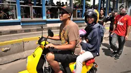 Warga mengendarai sepeda listrik Migo e-Bike berkeliling saat Car Free Day di Bundaran HI, Jakarta, Minggu (30/12). Migo merupakan layanan transportasi e-Bike sharing pertama di Indonesia. (Merdeka.com/Iqbal S. Nugroho)