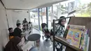 Suasana Ruang Baca Jakarta di kawasan Dukuh Atas, Minggu (8/12/2019). Penumpang MRT dapat meminjam buku dari Ruang Baca Jakarta untuk dibaca selama perjalanan dan dikembalikan di stasiun tujuan. (merdeka.com/Iqbal Nugroho)